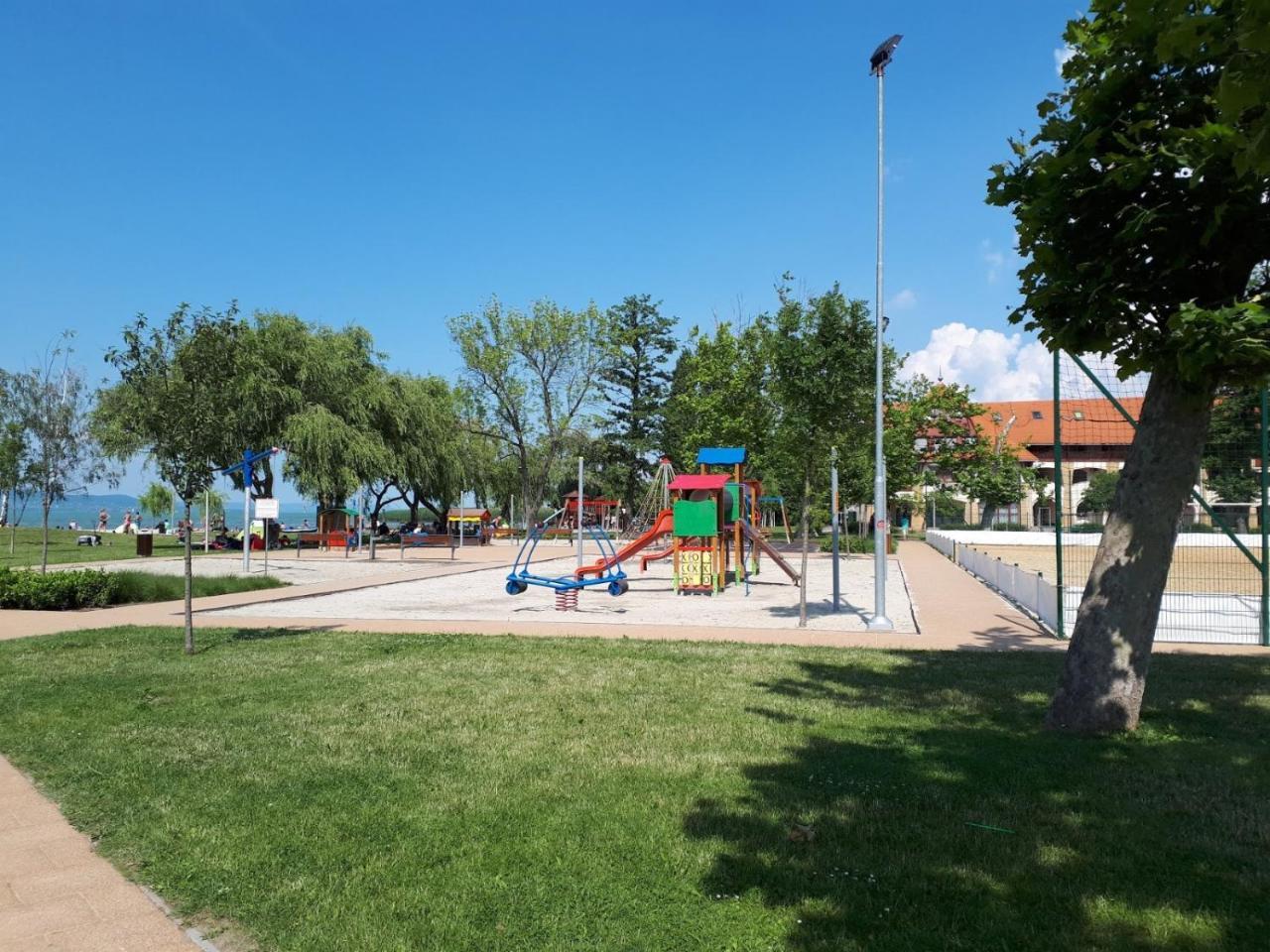 Livi Apartman Merevfalu Kerti Medencevel Fonyód Esterno foto